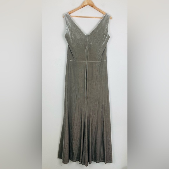 Revelry velvet sleeveless “Dawson” dress in pale sage green with silver sheen.20 - Picture 5 of 6